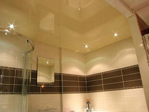 Потолок в ванном помещении