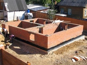 Строим дом из кирпича: материал и строительство